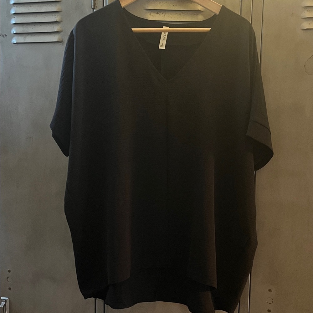 Zenana Outfitters Black V-Neck Short Sleeve Top